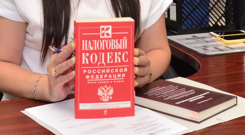 По нормам законодательства.