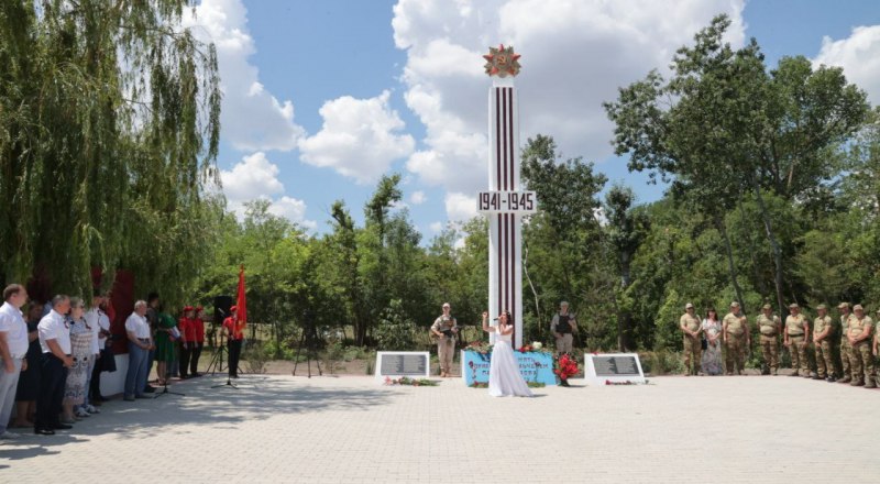 У памятника воинам-односельчанам, погибшим в годы Великой Отечественной войны, в селе Изобильном Нижнегорского района.
