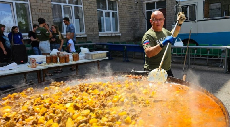 «Сковородка» творит добро и дарит людям хорошее настроение, даже когда у повара от усталости опускаются руки. Фото Сергея ГАВРИЛЕНКО.