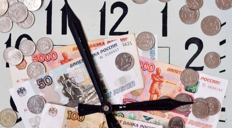 По закону, сумма зарплаты делится на две части и выплачивается с разницей в 15 дней.