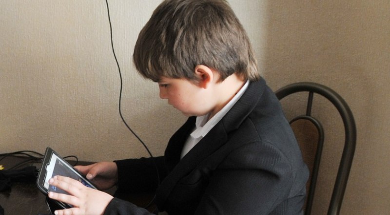 Российский психолог Михаил Лабковский убеждён, что ребёнок может проводить в интернете в будний день полтора часа, включая выполнение уроков. В выходные - максимум 4 часа.