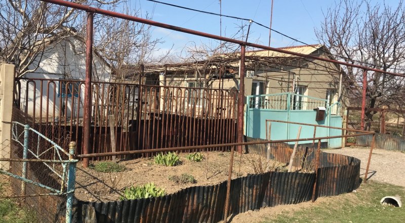 Обычный дом в соседнем с Армянском Перекопе. Всё покрылось ржавчиной год назад.