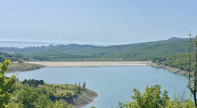 А пока вот так выглядит водохранилище в селе Изобильном, под Алуштой.
