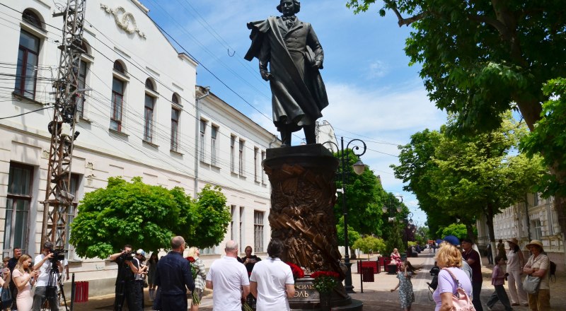 Памятник установлен по обращению митрополита Симферопольского и Крымского Тихона. Фото Александра КАДНИКОВА.