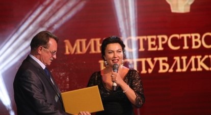 Арина Новосельская вручает приветственный адрес директору училища Виктору Ермакову.