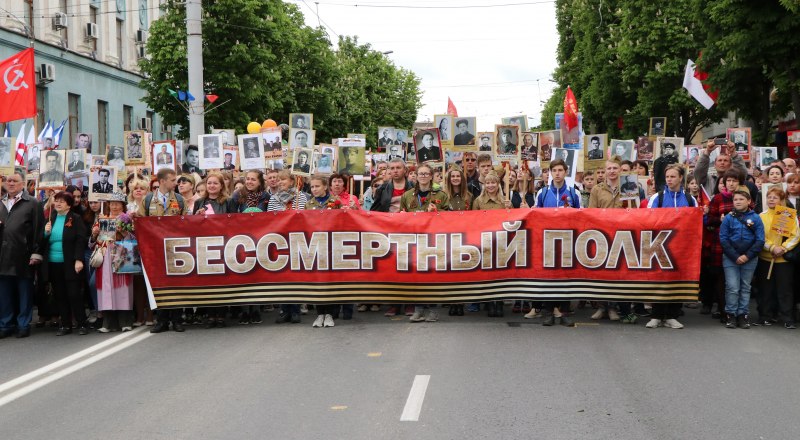 Около 47 тысяч «однополчан» прошли по Симферополю. Фото Александра Кадникова. 