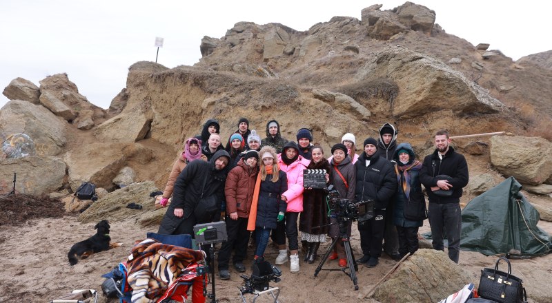 Сотрудники кинокомиссии со съёмочной группой. Фото Ивана Понкратова.