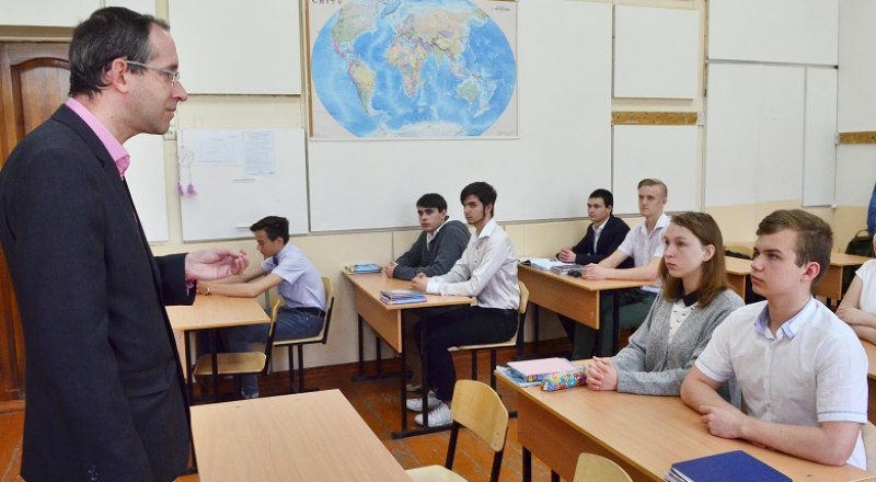 Чтобы получать более или менее приемлемую зарплату, крымским учителям приходится работать на две ставки.