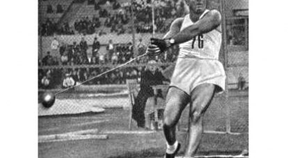Молот метает многократный чемпион и рекордсмен СССР Александр Канаки.