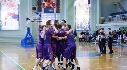 Вот так баскетболисты Крымского федерального университета отмечали на площадке свою победу над студентами МГУ.
