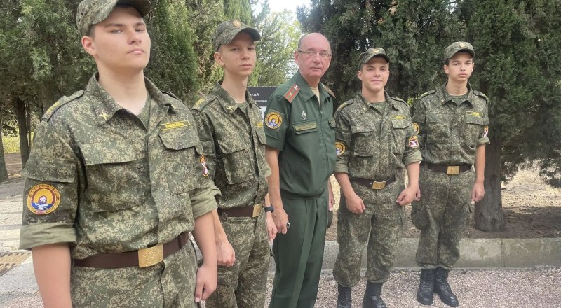 Участники вернисажа.