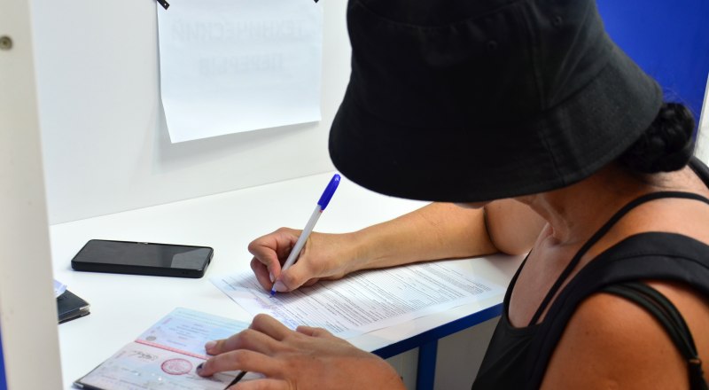 Для оформления ИНН в налоговой надо заполнить заявление и предъявить паспорт.