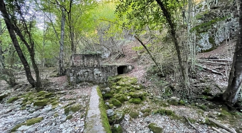 Рядом с каньоном много древних дорог и остатков подпорных стен.