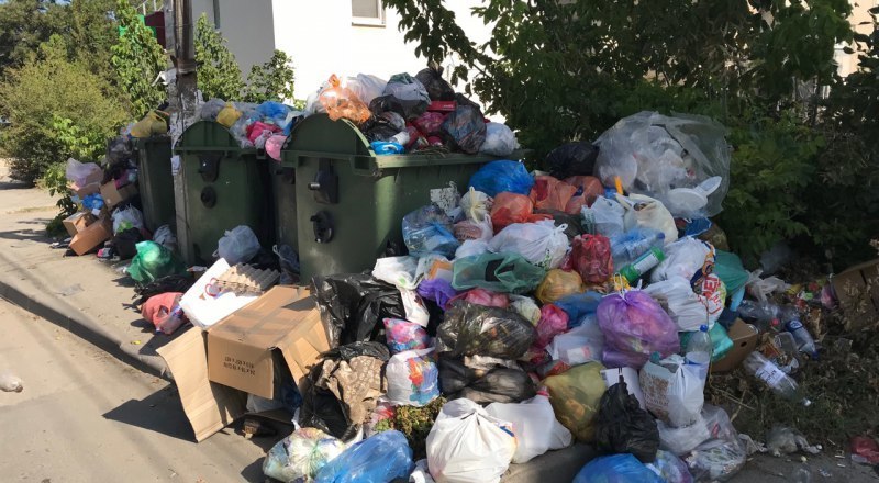 В тёплое время года согласно законодательству мусор должны вывозить один раз в сутки.