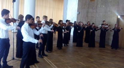 В обновлённом зале играет ансамбль «Юность Крыма».