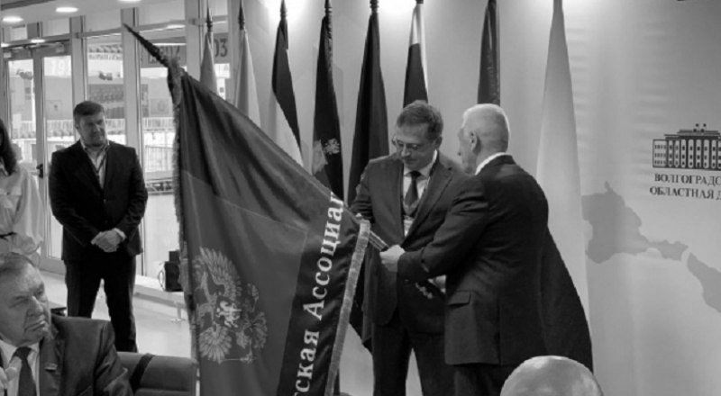 Глава крымской делегации Владимир Бобков принимает знамя ЮРПА.