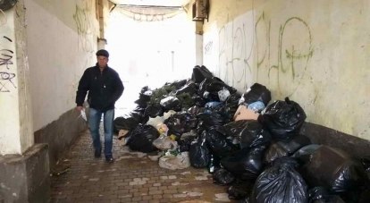 Завалы мусора «украшают» центр Симферополя.