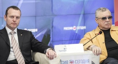 Константин Бахарев и Григорий Иоффе в мультимедийном пресс-центре.