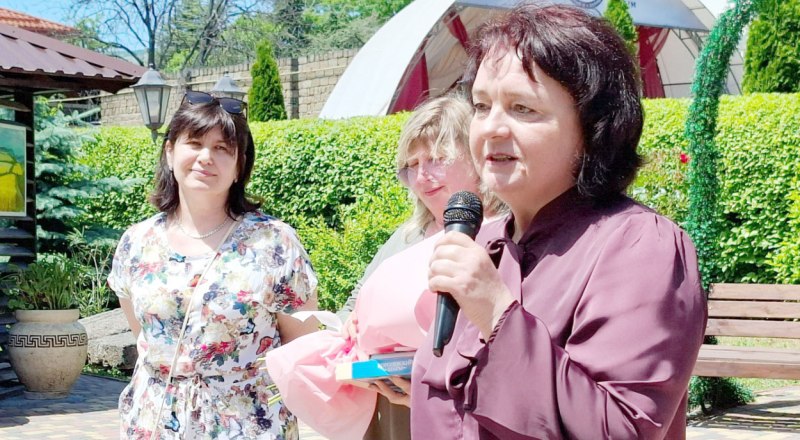 Поздравление коллег принимает Марина Стамова (в центре).