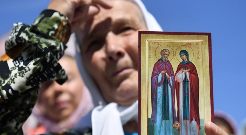 День семьи, любви и верности приурочен к церковному дню памяти муромских святых супругов Петра и Февронии. Фото Максима БОГОДВИДА / РИА Новости.