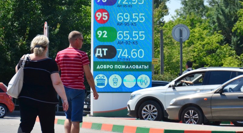Каждый день приносит новые сюрпризы водителям. Фото Александра КАДНИКОВА.