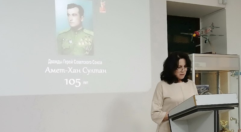 Сафие Эминова открывает семинар в Алупке. Фото Владимира ПЕТРОВА.