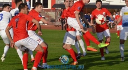 Вот так остро каждый раз проходит встреча действующего чемпиона КФС «Севастополя» с молодёжненской «Крымтеплицей» (на снимке игроки в красных футболках).
