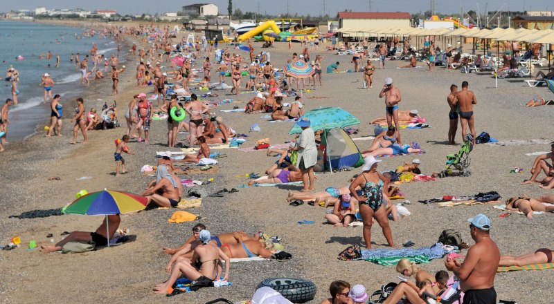 Песчаные пляжи между Саками и Евпаторией - излюбленное место отдыха крымчан и гостей полуострова - теперь непригодны. 