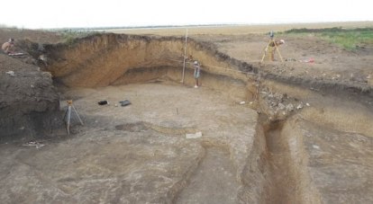 Археологи Российской Академии наук работают в разрезе Узунларского вала./Фото с сайта http://www.archaeolog.ru