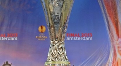 Вот он, каков кубок Лиги Европы УЕФА, за который в девятый раз ведут борьбу лучшие клубы нашего континента.
