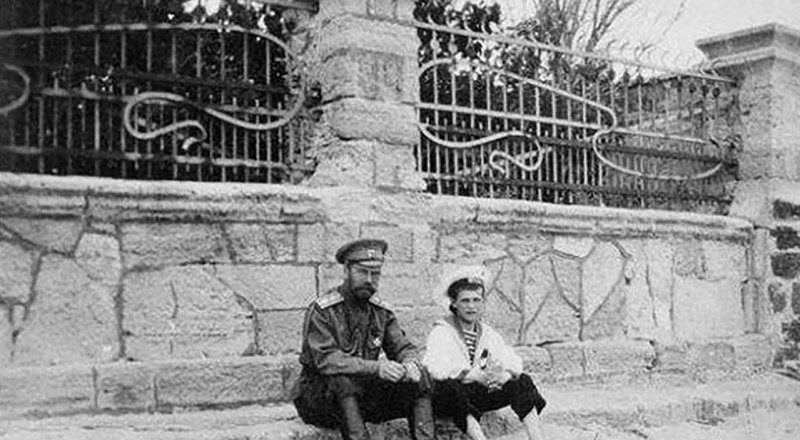 Последний император Российской империи Николай Второй и наследник престола 11-летний Алёша Романов в Евпатории за два года до гибели.