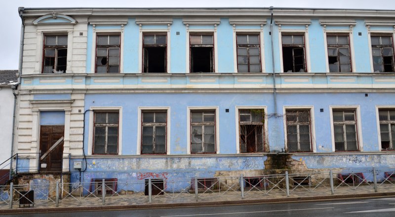 Один из проданных в этом году лотов - нежилое здание на углу улиц Крылова и Караимской, в Симферополе.