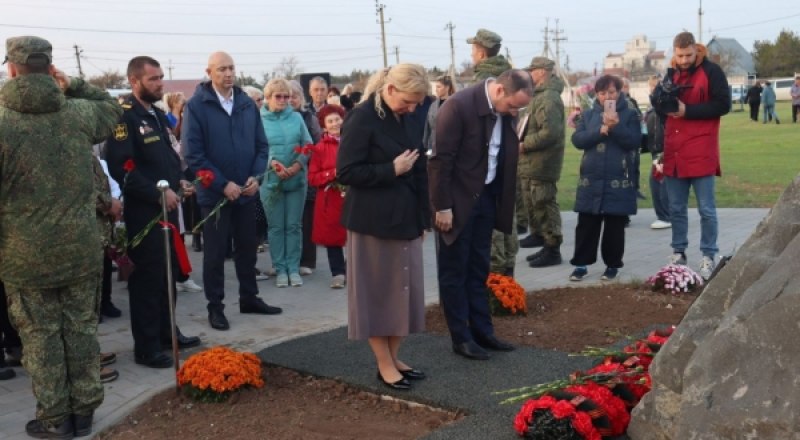 У закладного камня в Парке памяти и славы участников Специальной военной операции.