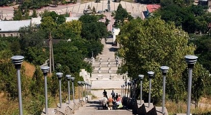 Митридатская лестница - одна из главных достопримечательностей Керчи.