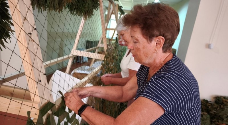 Семь женщин из группы волонтёров «Крым. ГарниZон. Новофёдоровка» работают пять дней в неделю, изготавливая для фронта тысячи квадратных метров маскировочных сетей.