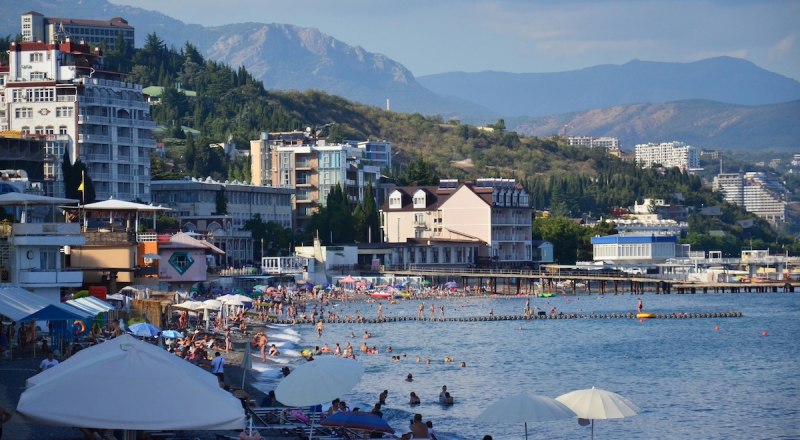 Купаться в Крыму есть где. Да ещё и с красивым видом.