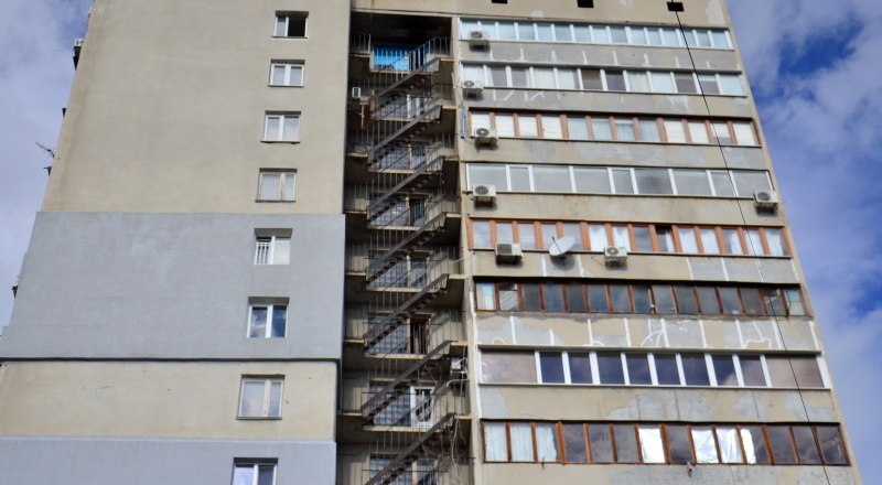 Размещать вывески на фасадах МКД можно. Но только с согласия жильцов.