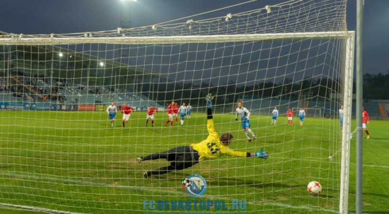 Гол с пенальти в ворота «Крымтеплицы» забивает севастополец Дмитрий Матвиенко.