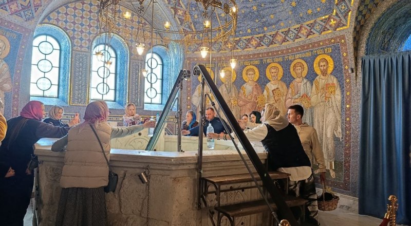 Во Владимирском соборе можно было набрать воду. Не уточняется, в свои ли бутылки.