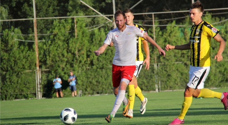 Каждая атака «Кызылташа» (игроки в белых футболках) несла угрозу воротам «Евпатории». 