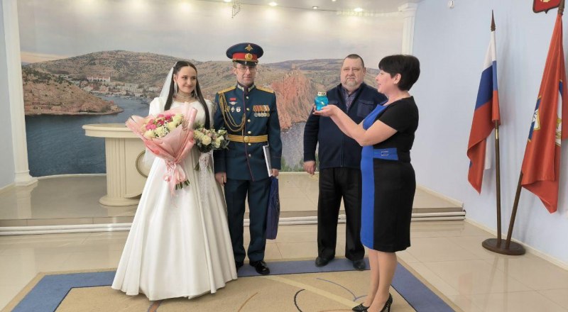 Молодожёны из Севастополя не ожидали, что на свадьбе получат символ семейного счастья. Фото из открытого источника.