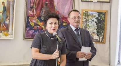 Выставку открывают министр культуры Арина Новосельская и директор училища Виктор Ермаков.