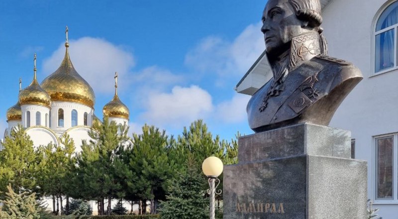 Храм и бюст в Новофёдоровке. Фото Владимира Петрова.