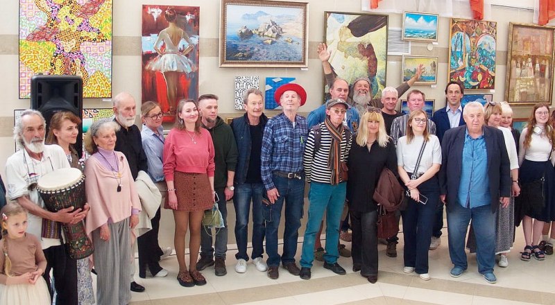 Художники и зрители на вернисаже. Фото Владимира Петрова.