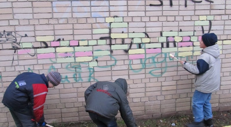 Бороться с распространением наркотиков может каждый. Достаточно замазывать надписи на стенах домов.