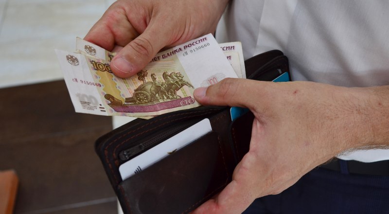По решению Центробанка, валютные переводы будут выдаваться в рублях. Фото Анны КАДНИКОВОЙ.