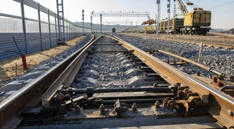 Управлять движением поездов на станционных путях, Крымском мосту и подходах к нему будут спецустройства в режиме реального времени.