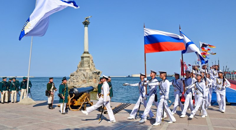 Строй у Памятника затопленным кораблям.