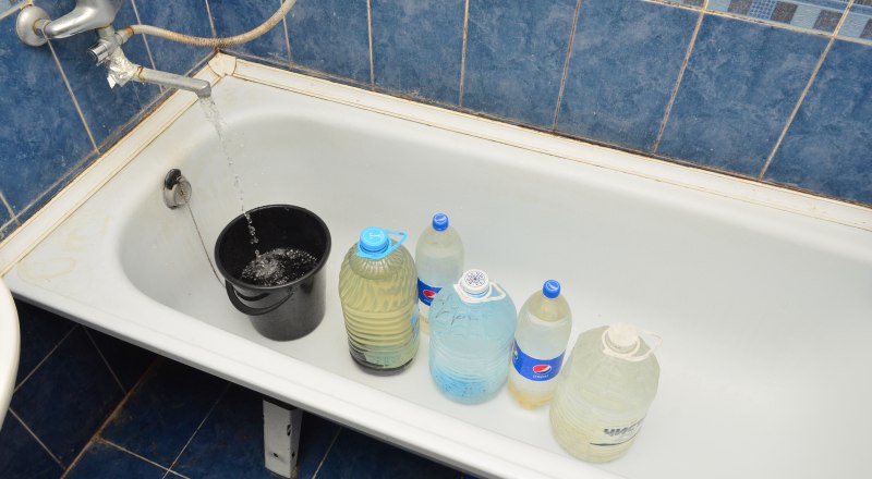 Если набрать воду заранее в ванну и пластиковые бутыли, можно попробовать продержаться все выходные.
