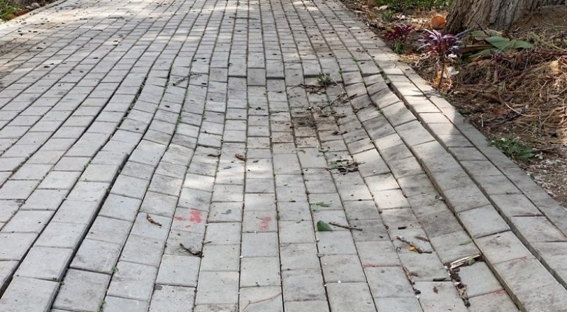 После благоустройства на одной из улиц Керчи через полгода просела плитка. Крымчане просят контролировать качество работ. 